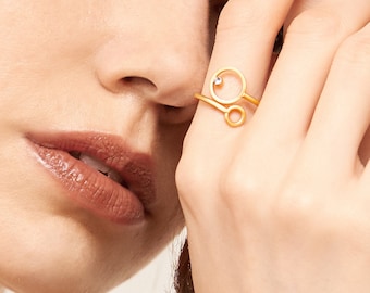 Circle ring refined in gold or silver, minimalist and adjustable. With mini glass crystal. Refined brass.