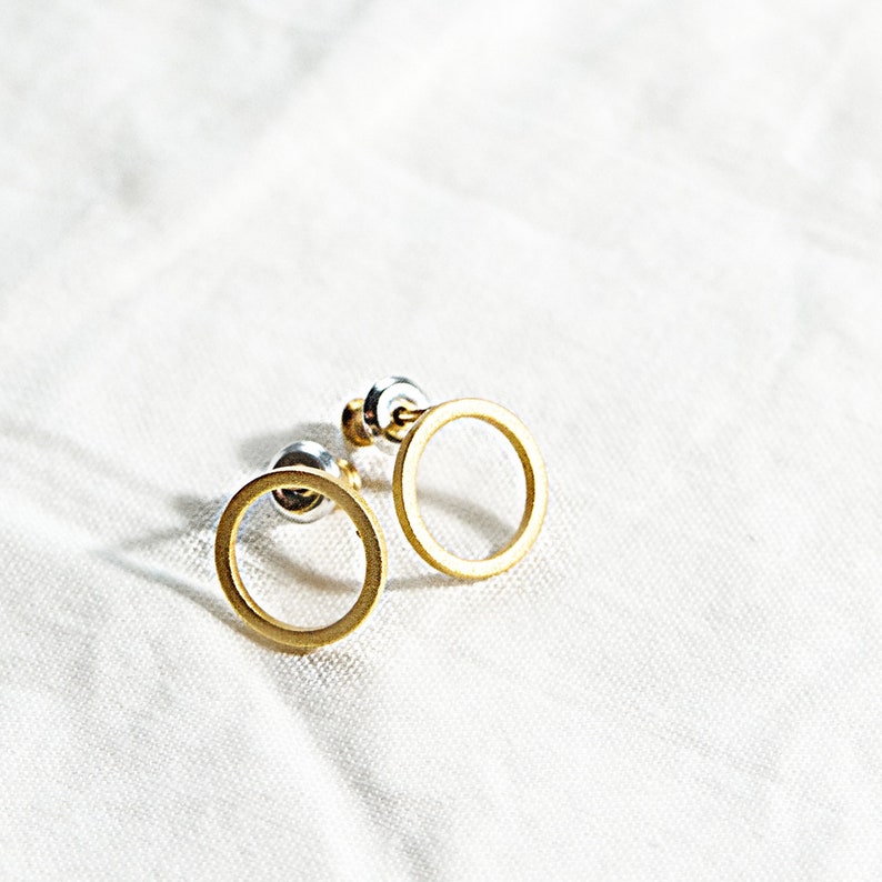 Minimalist circle earrings in gold, rose gold or rhodium plated plated brass, minimalist, perfect gift image 2