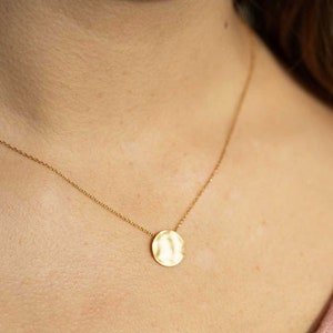 Simple gold or rhodium-plated chain, gold-plated brass. Minimalist and delicate.