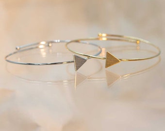 Minimalist, delicate bangle, gold-plated or brushed silver-plated with a small triangle. Sergio Engel jewellery