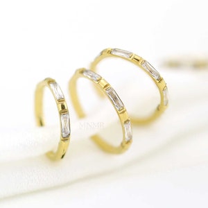Gouden Huggie-ring, stokbrood kraakbeen hoepel, gouden clicker hoepel, helix hoepel, kleine hoepel, innerlijke conch piercing, gouden conch hoepels