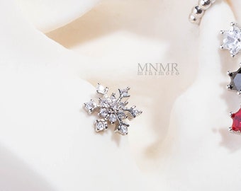 Geometric Snowflake Crystal Piercing, Crystal Cartilage earring, Dainty earring, Snowflake earring, CZ stud, Helix, Conch