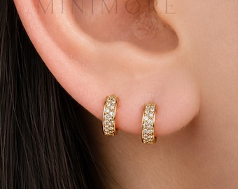 Pendientes de aro pequeños de oro macizo de 10 quilates con pavé, ideales para el cartílago y el hélix.