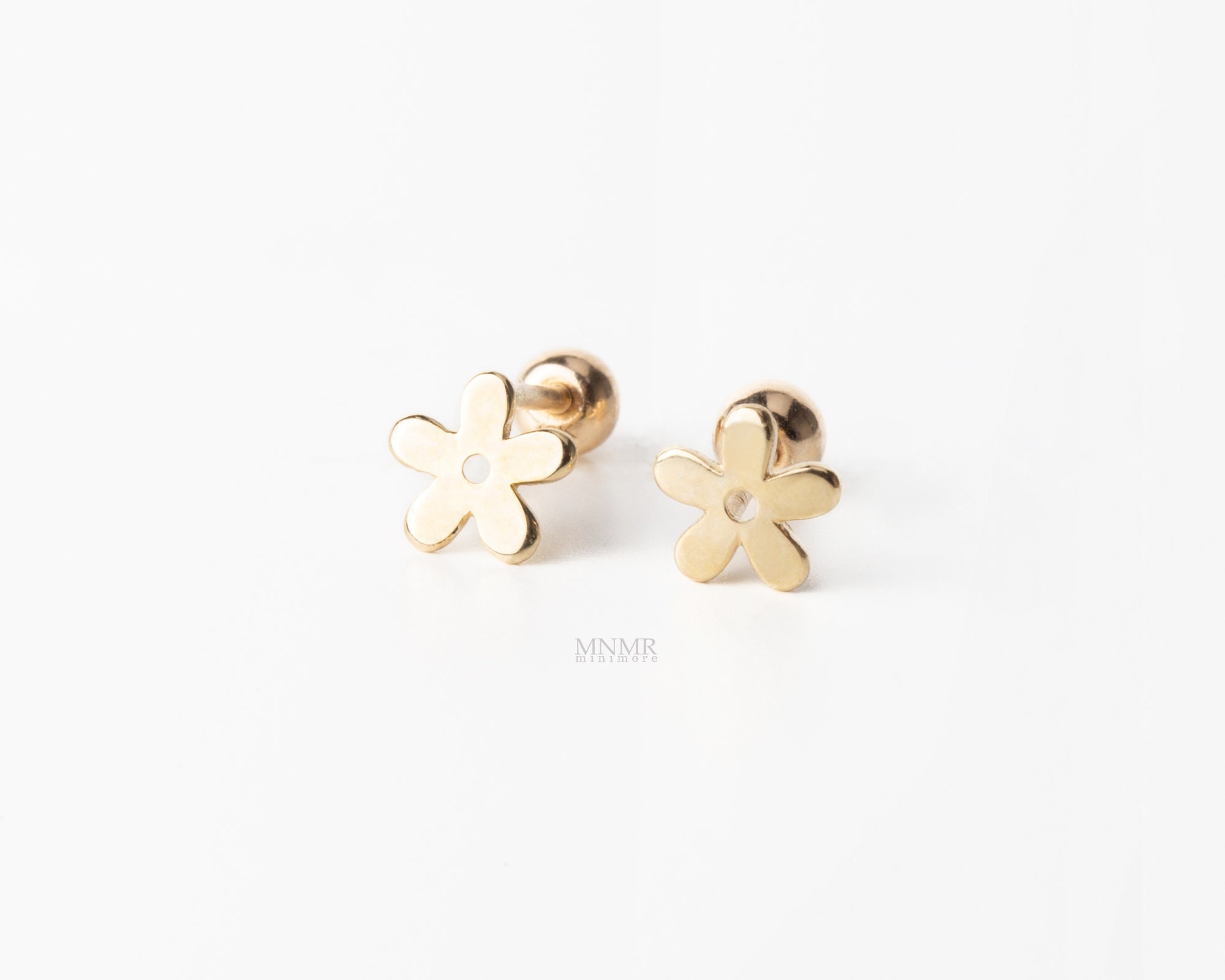 Daisy Flower Piercing, 10K Solid Gold Cartilage earring, Flower Stud, 20g piercing, Dainty Earring