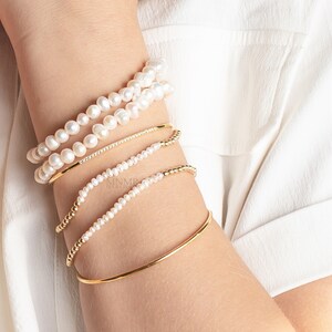 ストレッチスタッキングデュアルブレスレット、14Kゴールドフィルドブレスレット、淡水パールブレスレット、レイヤリングブレスレット。