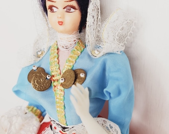 Corinna, native American English girl. Haunted.