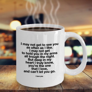 Pode incluir: Caneca de caf&eacute; de cer&acirc;mica branca com uma mensagem em preto que diz: "Eu posso n&atilde;o te ver com tanta frequ&ecirc;ncia quanto eu gostaria. Eu posso n&atilde;o conseguir te segurar em meus bra&ccedil;os a noite toda. Mas no fundo do meu cora&ccedil;&atilde;o, eu realmente sei que voc&ecirc; &eacute; a &uacute;nica que eu amo, e n&atilde;o posso deixar voc&ecirc; ir. Eu te amo."