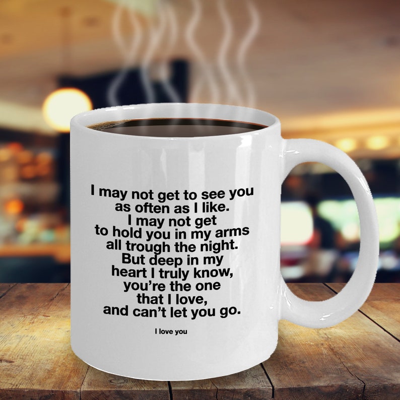 Pode incluir: Caneca de caf&eacute; de cer&acirc;mica branca com uma mensagem em preto que diz: "Eu posso n&atilde;o te ver com tanta frequ&ecirc;ncia quanto eu gostaria. Eu posso n&atilde;o conseguir te segurar em meus bra&ccedil;os a noite toda. Mas no fundo do meu cora&ccedil;&atilde;o, eu realmente sei que voc&ecirc; &eacute; a &uacute;nica que eu amo, e n&atilde;o posso deixar voc&ecirc; ir. Eu te amo."