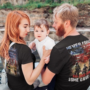 Pu&ograve; includere: Una famiglia indossa magliette nere con un'immagine di vigili del fuoco e il testo "Never Forget 9-11-01" e "All Gave Some, Some Gave All".