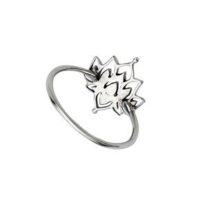 Puede incluir: Un anillo de plata con un delicado dise&ntilde;o de flor de loto. El anillo es simple y elegante, lo que lo convierte en un accesorio perfecto para cualquier ocasi&oacute;n.