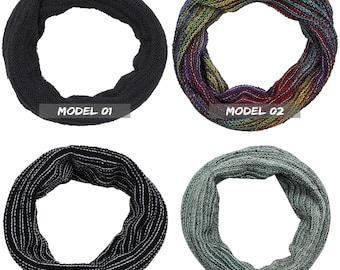 Pode incluir: Quatro estilos diferentes de cachecóis de malha. O primeiro é preto, o segundo é multicolorido, o terceiro é preto com listras brancas e o quarto é verde. Cada cachecol é etiquetado com um número de modelo.