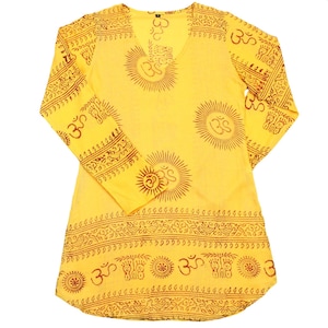 Può includere: Una tunica gialla a maniche lunghe con scollo a V e una stampa marrone del simbolo Om e disegni solari.