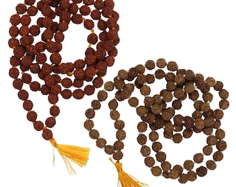 Puede incluir: Dos hileras de cuentas de mala marrones y marrón oscuro con borlas amarillas. Las cuentas están hechas de materiales naturales y se utilizan para la meditación y la oración.