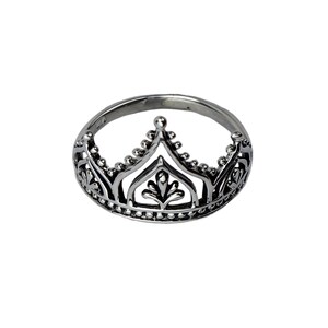 K&ouml;nnte beinhalten: Ein silberner Ring mit einem Kronendesign. Die Krone ist mit filigranen Blumenmustern und einer spitzen Spitze verziert.
