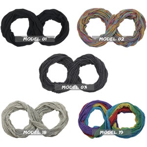 Pode incluir: Cinco lenços infinitos em diferentes cores e padrões. Os lenços são feitos de um material macio e elástico, perfeito para se manter aquecido no inverno. Os lenços são etiquetados com os números de modelo: Modelo 01, Modelo 02, Modelo 03, Modelo 18 e Modelo 19.