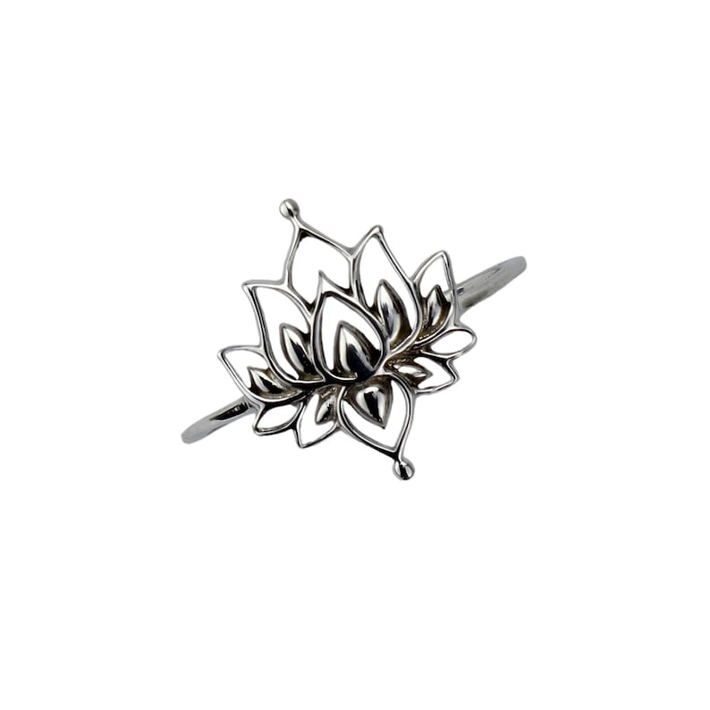 Puede incluir: Un anillo de plata con un delicado dise&ntilde;o de flor de loto. La flor est&aacute; abierta y tiene un dise&ntilde;o detallado e intrincado.