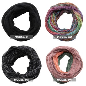 Könnte beinhalten: Vier verschiedene Stile von Infinity-Schals. Der erste Schal ist schwarz, der zweite ist ein Regenbogen aus Farben, der dritte ist schwarz mit weißen Nähten und der vierte ist eine Kombination aus Rosa und Grün.