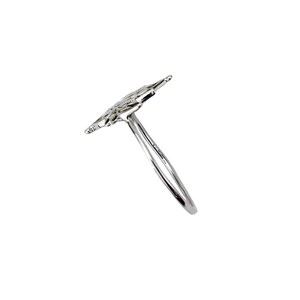 Puede incluir: Un anillo de plata con un delicado dise&ntilde;o floral. El anillo se muestra de lado, con la banda curv&aacute;ndose alrededor del dedo.