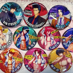 Puede incluir: Diez botones redondos y coloridos con imágenes de personajes de anime. Los botones presentan texto en japonés e inglés, incluyendo "Blue Lock", "Rin Itoshi", "Barou Shouei", "Mikage Red", "Kunigami Rensuke" y "Black God Training".