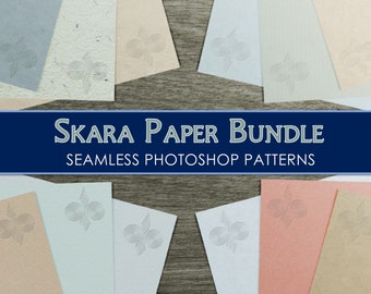 Op de afbeelding: Een verzameling van 10 verschillende textuurpapiermonsters met een subtiel reliëfpatroon. De papieren zijn in een cirkel op een houten oppervlak gerangschikt. De tekst "Skara Paper Bundle Seamless Photoshop Patterns" wordt weergegeven op een blauwe banner.