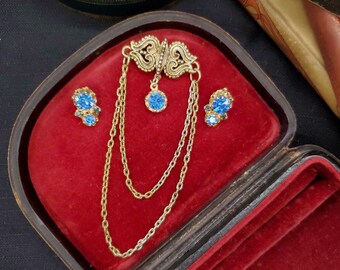 Vintage Hollycraft Brooch and Earrings Set, Late 1950's, Gold Tone with Blue Paste Stones, Chain Detail on the Pin, Clip On Earrings