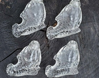 Set of 4 Vintage Fish Shaped Glass Salt Shakers, Glass Screw-on Tops, Czech Glass, Molded Clear Glass, Individual Salt Shaker, Seafood