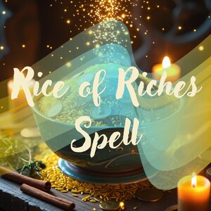 Op de afbeelding: Een turquoise kom gevuld met rijst en munten, met de tekst "Rice of Riches Spell" in een sierlijk lettertype. De afbeelding bevat brandende kaarsen, kaneelstokjes en verspreide korrels, met een magisch, gloeiend effect.
