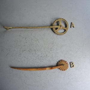 ONE! Vintage Antique style Brass or Bone PIE CRIMPER Pastry Jagging Wheel / cutting wheel for kitchen / Home Décor / Farmhouse décor / tools