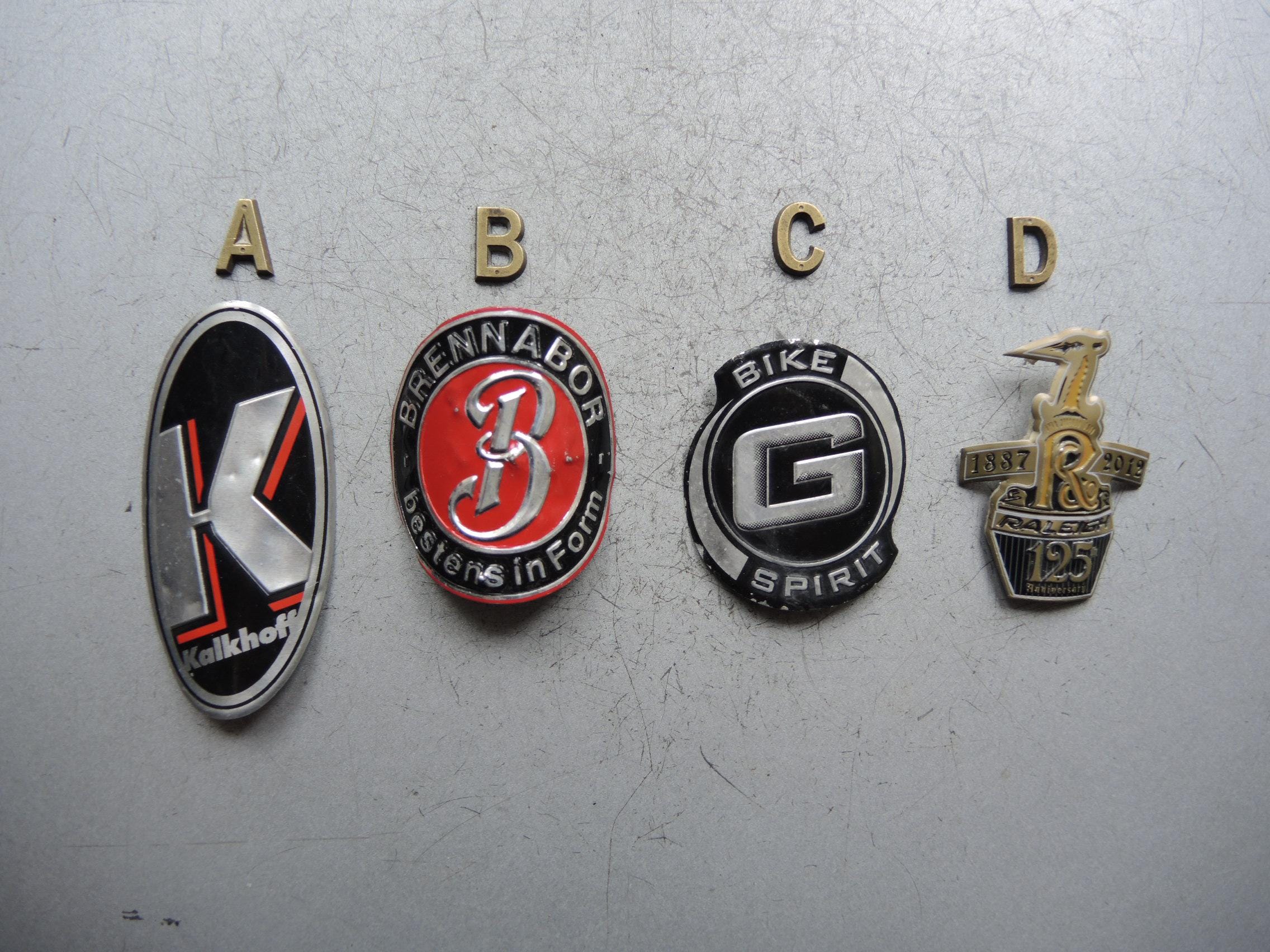 Plaque De Cadre Vélo émaillée – Cycles SVELTE – Old Bike Head Badge – Années 40