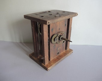 Antieke 1800 houten kast Zwarte Woud klok uurwerk / Duitse wandklok onderdelen tandwielen wijzerplaat Gustav Becker Junghans / Kunstassemblage collage