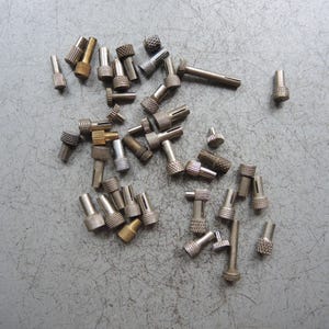 Jobblott Set om 40 vintage väckarklocka uppdragbara nyckelvred / klocknyckel / spjut ersättning uppdragbar nyckel / klocka urdelar reparation P20