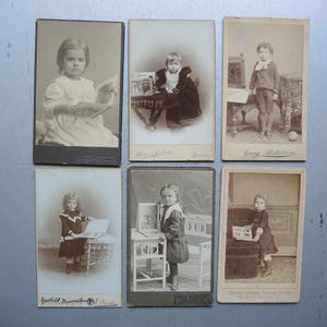Lot de 6 petites cartes de visite originales originales / Enfant avec livre / Portrait pour cadre / Photo d'enfants / Intérieur de meuble de maison shabby chic S30