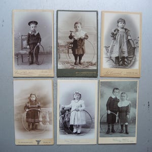 Conjunto de 6 tarjetas de gabinete antiguas pequeñas originales / Niño con anillo / Retrato para enmarcar / Foto infantil / Interior de gabinete de hogar Shabby Chic S29