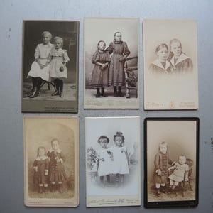 Conjunto de 6 tarjetas de gabinete antiguas pequeñas originales / Dos niñas / Retrato para enmarcar / Foto Niños Shabby Chic Interior de gabinete de hogar S22