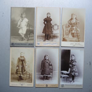 Conjunto de 6 tarjetas de gabinete antiguas pequeñas originales / niña con silla / retrato para enmarcar / foto infantil / interior de gabinete de hogar Shabby Chic S27