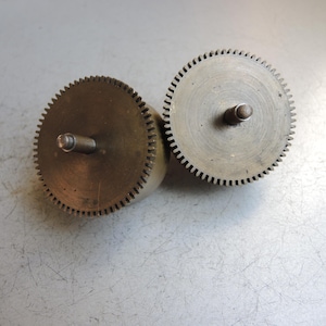 2x Antik väggklocka Mauthe tidigt 1900-tal, mässing, gående tunnor, kugghjul med fjädrar / Gustav Becker / Klockreparation, restaurering / steampunk