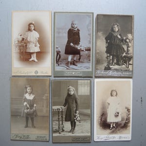 Conjunto de 6 tarjetas de gabinete antiguas pequeñas originales / niña con flores / retrato para enmarcar / foto infantil / interior de gabinete de hogar Shabby Chic S19
