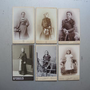 Conjunto de 6 tarjetas de gabinete antiguas pequeñas originales / Niña pequeña / Retrato para enmarcar / Foto infantil / Interior de gabinete de hogar Shabby Chic S7