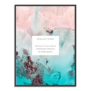 Puede incluir: Una impresión de arte abstracto turquesa y rosa con el texto "Físicamente estoy aquí. Mentalmente estoy en una playa en algún lugar pidiendo mi tercer mojito."