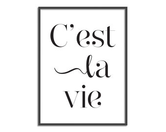 Puede incluir: Impresión tipográfica en blanco y negro con la frase francesa "C'est la vie" que significa "Así es la vida".
