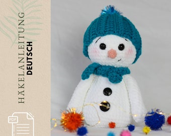 Puede incluir: Patrón de crochet para un juguete amigurumi de muñeco de nieve. El patrón está en alemán y está disponible para descargar en PDF. La imagen muestra un muñeco de nieve de crochet terminado con un gorro y una bufanda de color turquesa.