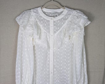 AURA Damblus med vit spets, rund hals och volang, öglor och knappar, S