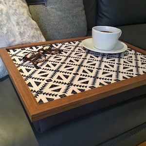 ZIGZAG Czarny stolik na kolana z poduszką w kształcie worka sako: przenośny wyściełany, stolik na laptopa, śniadanie do łóżka, taca na obiad do telewizora