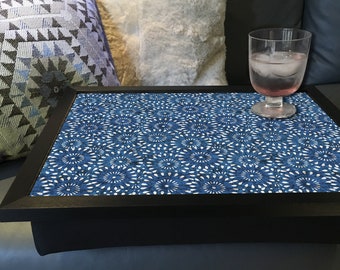 BATIK BLUE Tacka na kolana z poduszką: Wysokiej jakości poduszka-worek do jedzenia i na laptopa, przenośna tacka na kolana