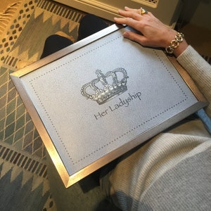 Plateaux pour genoux Her Ladyship avec coussin : pouf de haute qualité rembourré pour le petit-déjeuner dans le lit, plateau pour dîner avec télévision, bureau pour ordinateur portable