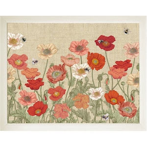 Può includere: Una stampa incorniciata di un'illustrazione floreale con papaveri rossi, rosa e bianchi con steli e foglie verdi. Lo sfondo è una texture di juta beige. Ci sono piccole api che volano intorno ai fiori.
