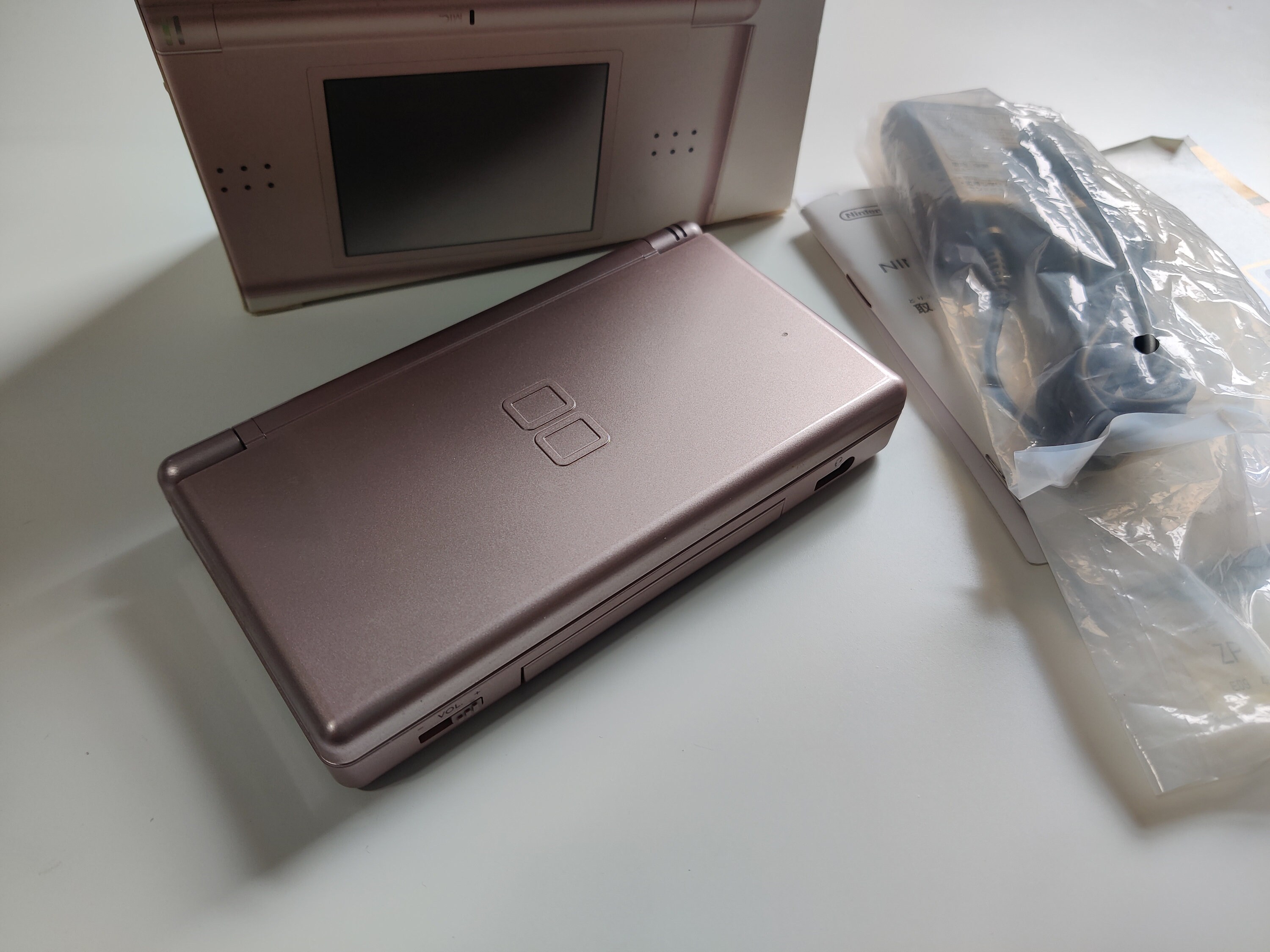 Authentique Nintendo DS Lite Gris Argent Métallisé avec Stylet et Chargeur  - 100% OEM 