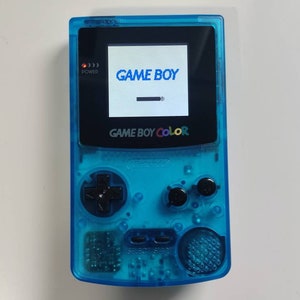 Op de afbeelding: Een blauwe Game Boy Color draagbare videogameconsole met een zwart scherm waarop de tekst "GAME BOY" wordt weergegeven.