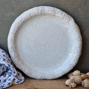 Piatto rustico in ceramica da 12&quot;, grande piatto bianco floreale, regalo di nozze fatto a mano
