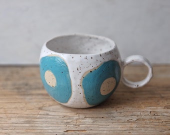 Blumige Kaffeetasse handgemacht, Geschenk für Teeliebhaber, türkis-weiße rustikale Keramiktasse, beste Freundin Geschenk